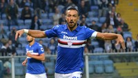 Fabio Quagliarella tak berhenti mencetak gol dalam 10 pertandingan terakhirnya bersama Sampdoria. Dalam kurun tersebut dia melesakkan 12 gol. Striker 35 tahun itu akan menyamai rekor rangkaian gol terbanyak milik Gabrial Batistuta andai kembali menjebol gawang lawan di akhir pekan ini. Striker gaek ini ada di urutan teratas.(Paolo Rattini/Getty Images)