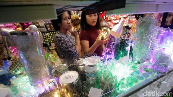 Pernak-pernik Natal Mulai Diserbu