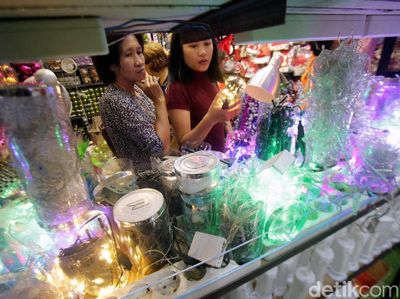 Pernak-pernik Natal Mulai Diserbu