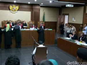 Novanto Diperiksa Dokter di Pengadilan, Sidang Diskors