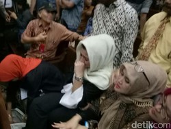 Hadir di Ruang Sidang, Istri Novanto Menangis