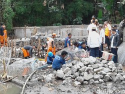 Petugas Pastikan Tanggul Kali Pulo di Jati Padang Tak Jebol Lagi