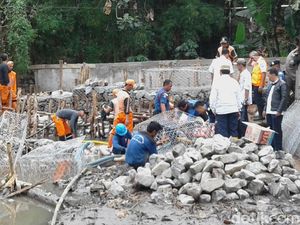 Petugas Pastikan Tanggul Kali Pulo di Jati Padang Tak Jebol Lagi Petugas Pastikan Tanggul Kali Pulo di Jati Padang Tak Jebol Lagi