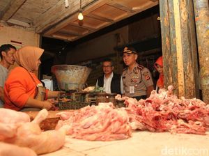 Pedagang Pasar Soreang Curhat ke Polisi: Ayam Lagi Mahal Pak! Pedagang Pasar Soreang Curhat ke Polisi: Ayam Lagi Mahal Pak!