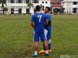 Tendangan Roket Eka Ramdani Bikin Kiper Asing Persija Tak Berkutik