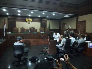 Gaya Novanto yang Terus Menunduk dan Jalan Bungkuk