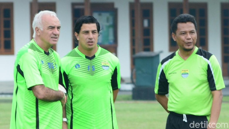 Latihan Perdana, Mario Gomez Belum Beri Penilaian untuk Skuat Persib Latihan Perdana, Mario Gomez Belum Beri Penilaian untuk Skuat Persib