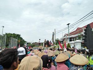 Tolak Pabrik Semen di Pati, Massa JMPPK Geruduk Kantor Bupati