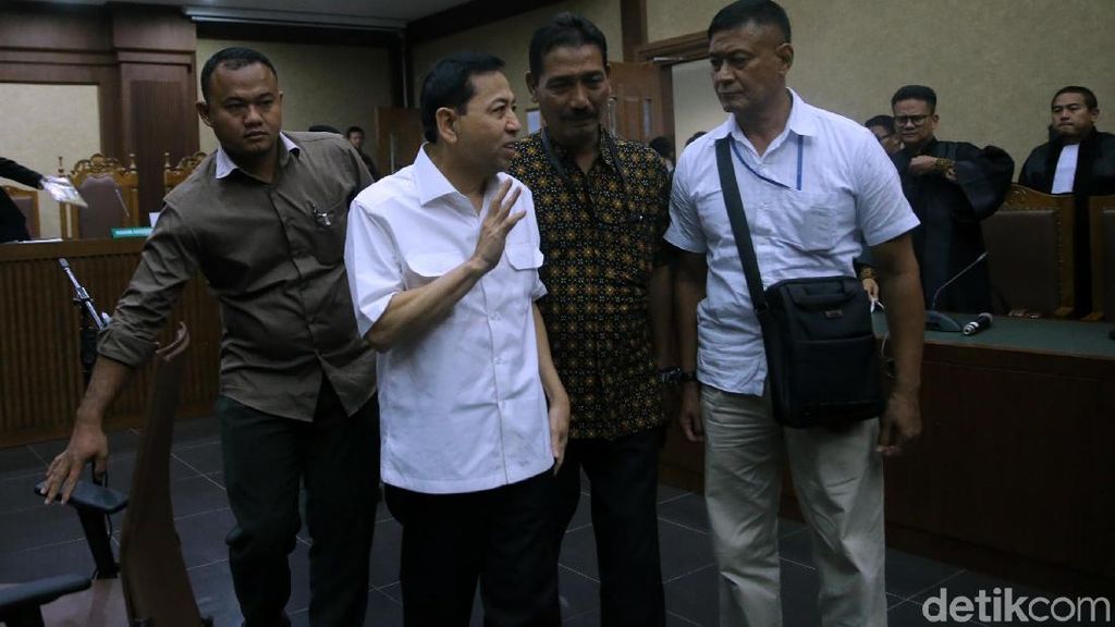 Foto: Lambaian Tangan Novanto Usai Drama di Sidang Perdana Foto: Lambaian Tangan Novanto Usai Drama di Sidang Perdana