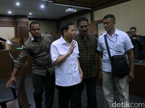 Foto: Lambaian Tangan Novanto Usai Drama di Sidang Perdana