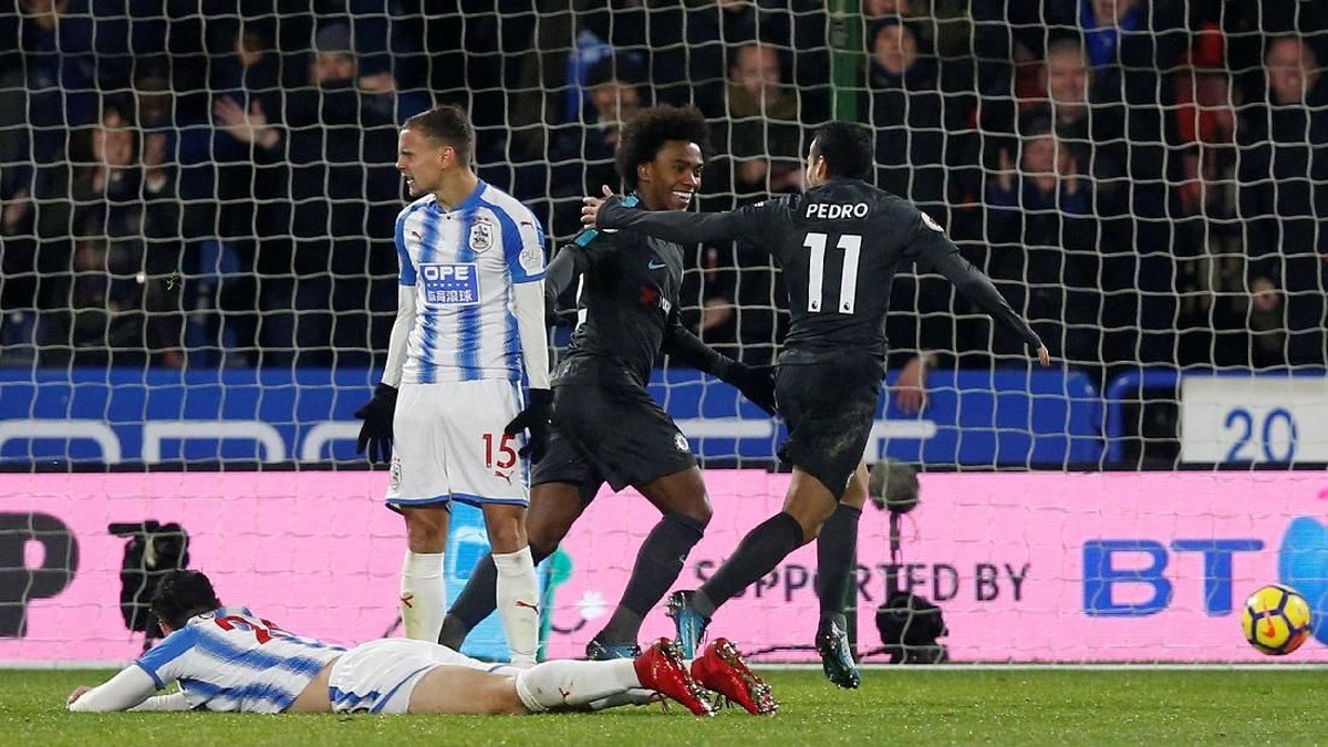 Willian merayakan gol bersama Pedro saat Chelsea melawan Huddersfield Town (Foto: Andrew Yates/Reuters)