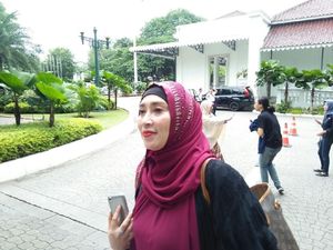 Datangi Balai Kota, Firza Husein Ingin Audiensi dengan Anies