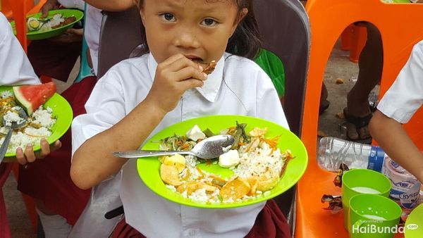 Nyam! Enaknya Makan Siang Ramai-ramai