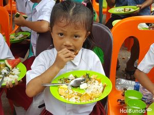 Nyam! Enaknya Makan Siang Ramai-ramai
