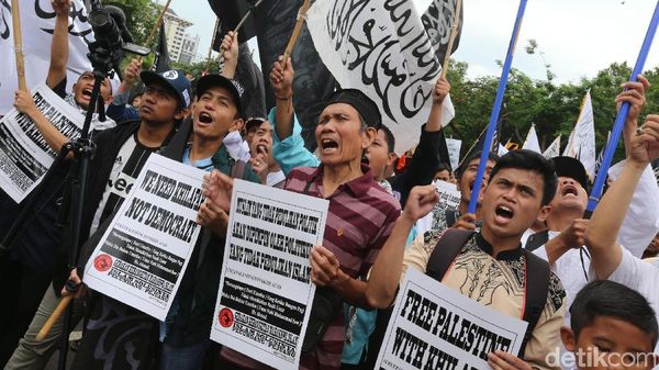 Seruan Khilafah Menggema di Kedubes AS