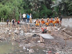 Tanggul Kali Pulo di Jati Padang yang Jebol Selesai Diperbaiki