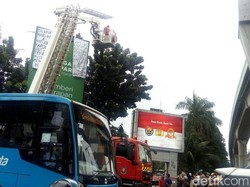 Petugas Damkar Evakuasi Pria yang Panjat Baliho Depan Mabes Polri