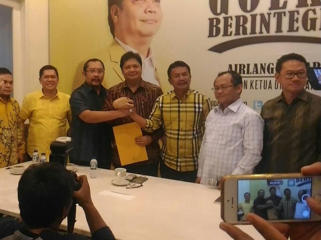 Dapat Dukungan, Airlangga Yakin Bisa Bangkitkan Golkar di Jatim Dapat Dukungan, Airlangga Yakin Bisa Bangkitkan Golkar di Jatim