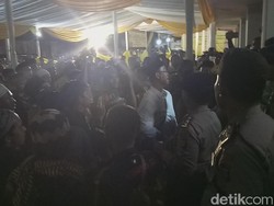 Polisi Desak Mundur Massa Menjauh dari Pintu Pleno DPP Golkar