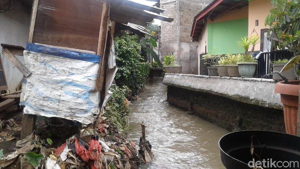 Potret Kali Pulo yang Mirip Got karena Tertutup Rumah Warga