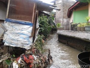 Potret Kali Pulo yang Mirip Got karena Tertutup Rumah Warga Potret Kali Pulo yang Mirip Got karena Tertutup Rumah Warga