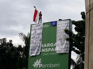 Kembali Panjat Baliho di Pejompongan, Agustinus Diamankan Brimob