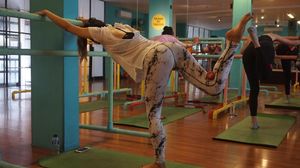 Foto: Asyiknya Ikut Barre Conditioning, Olahraga Seksi untuk Wanita Urban