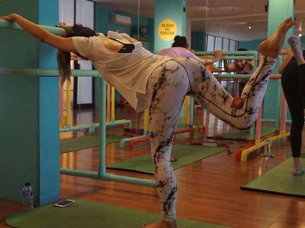 Foto: Asyiknya Ikut Barre Conditioning, Olahraga Seksi untuk Wanita Urban