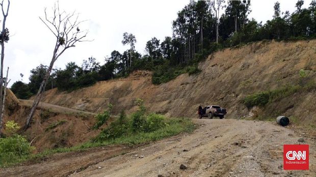 Jalan Trans Papua lokasi penyerangan terhadap pekerja proyek PT Istaka Karya, di Nduga, Papua.