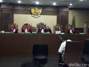 Dinyatakan Sehat, Novanto Tetap Menunduk dan Tak Jawab Hakim Dinyatakan Sehat, Novanto Tetap Menunduk dan Tak Jawab Hakim