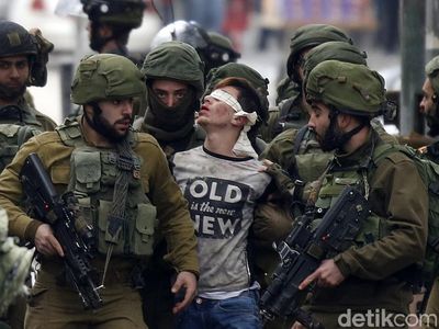 Viral Foto Remaja Palestina yang Ditangkap Puluhan Tentara Israel