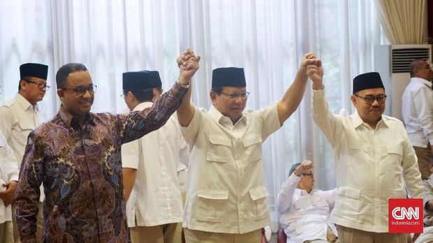 Ketua Umum Partai Gerindra Prabowo Subianto (tengah) bersama Gubernur DKI Jakarta Anies Baswedan (kiri) dan calon Gubernur Jawa Tengah Sudirman Said (kanan) di rumah Prabowo, Kertanegara, Jakarta, 2017.