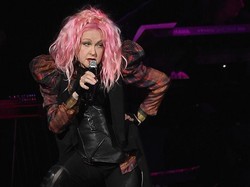 Momen Cyndi Lauper Abadikan Tangan-Kaki dalam Cetakan Semen