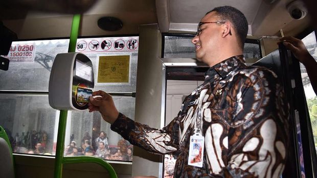Gubernur DKi Jakarta Anies Baswedan saat mencoba kartu OK Otrip, di Balai Kota DKI Jakarta, Kamis (14/12).
