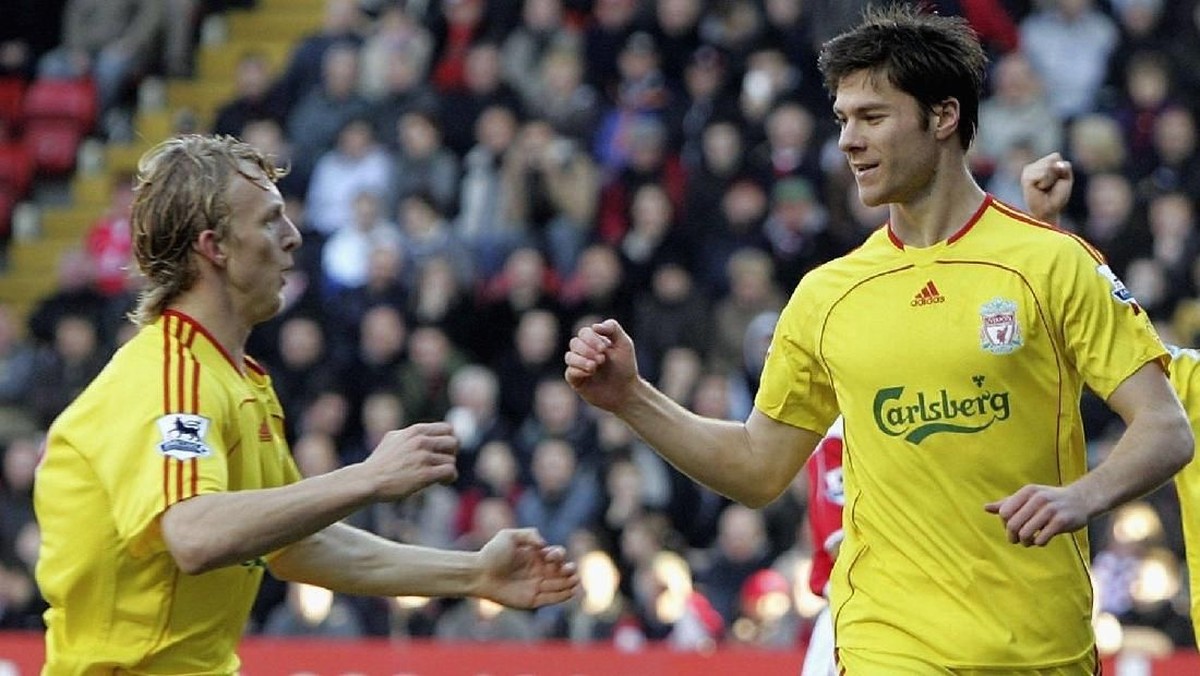 Dirk Kuyt dan Xabi Alonso semasa di Liverpool (Foto: Christopher Lee/Getty Images)