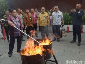 Kanwil DKI Musnahkan 248 Ponsel hingga 57 Sajam Hasil Sidak Lapas Kanwil DKI Musnahkan 248 Ponsel hingga 57 Sajam Hasil Sidak Lapas