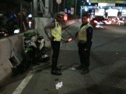 Kecelakaan Motor di Depan GT Rawamangun, Korban Dibawa ke RS UKI