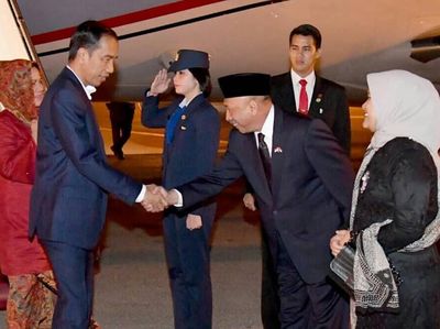 Foto: Jokowi Pulang ke Tanah Air Usai Bela Palestina di KTT OKI