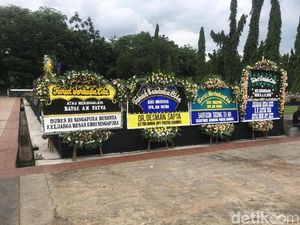 Karangan Bunga untuk AM Fatwa Berjajar di TMP Kalibata Karangan Bunga untuk AM Fatwa Berjajar di TMP Kalibata