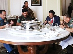 Jokowi Makan Bareng Panglima, KSAD, dan KSAL di Istana Bogor