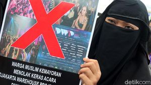 Foto: Suasana Demo Tolak Konser Musik DWP