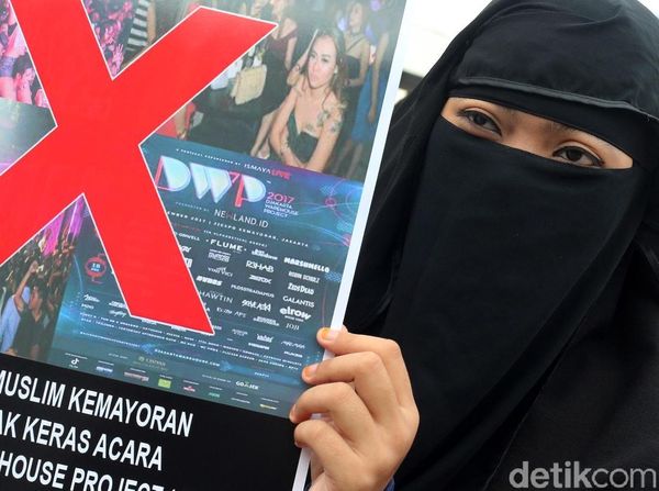 Foto: Suasana Demo Tolak Konser Musik DWP