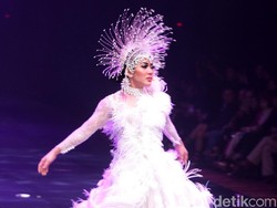 Ulala.. Syahrini Terbang Pakai Kasur di HUT Transmedia