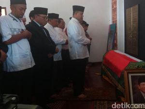 Di Rumah Duka AM Fatwa, Anies Jadi Imam Salat Jenazah Di Rumah Duka AM Fatwa, Anies Jadi Imam Salat Jenazah