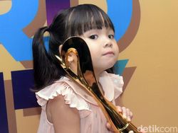 Gemas! Aksi Lucu Gempita Pamer Piala