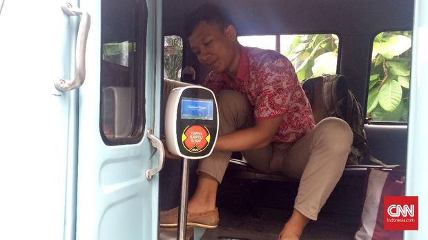 Pemindai kartu OK Otrip di sebuah angkot.