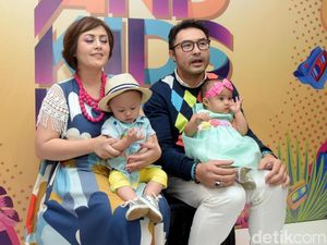 Surya Saputra dan Istri Nikmati Golden Moment si Kembar Surya Saputra dan Istri Nikmati Golden Moment si Kembar