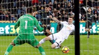 Aguero tak pulang dengan tanpa gol. Di menit ke-85, penyerang asal Argentina itu mengoyak gawang Swansea dan menggenapkan kemenangan City menjadi 4-0. (Foto: Andrew Boyers/Action Images via Reuters)