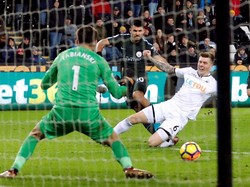 Aguero tak pulang dengan tanpa gol. Di menit ke-85, penyerang asal Argentina itu mengoyak gawang Swansea dan menggenapkan kemenangan City menjadi 4-0. (Foto: Andrew Boyers/Action Images via Reuters)