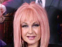 Cyndi Lauper Pakai Pewarna Makanan untuk Cat Rambut, Kreatif atau Hemat?